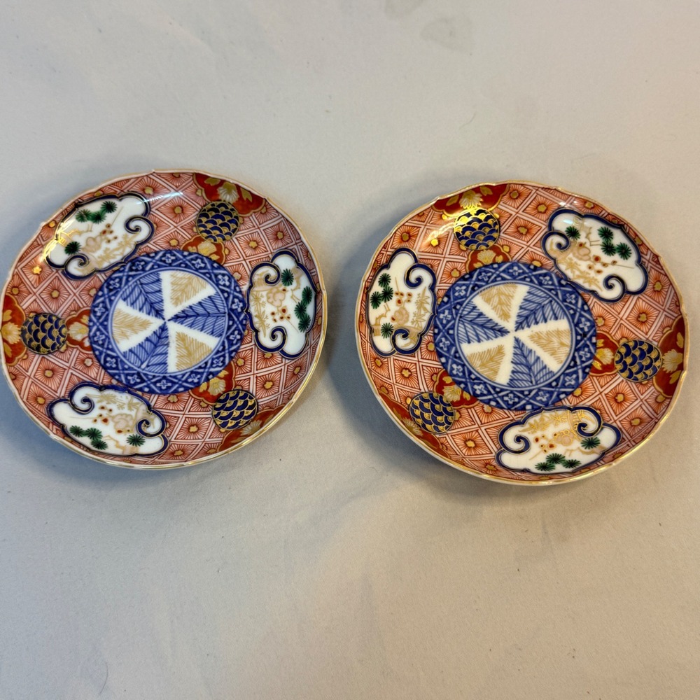 Vintage Japanese Imari Porcelain Saucers Pair Scalloped Gold Gilt 4.75 Inch